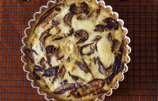Quiche de cebolla caramelizada y champiñones con base de patatas fritas de bolsa