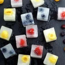 Cubitos de hielo de agua de coco y fruta