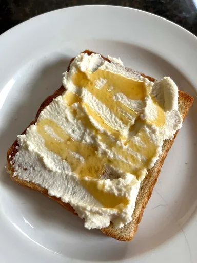 Tostada de requesón