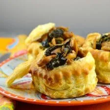 Vol-au-vents de seitán a las finas hierbas