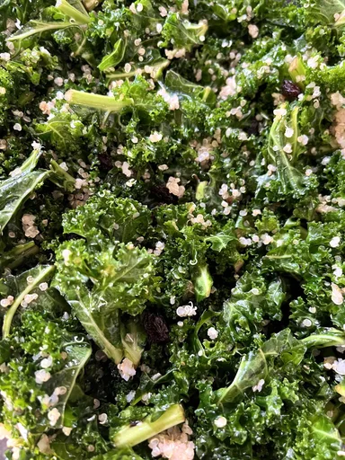 Ensalada de col risada y quinoa