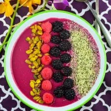 Bol de batido energético de remolacha