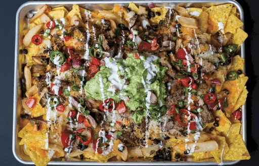 Nachos cargados con carne asada