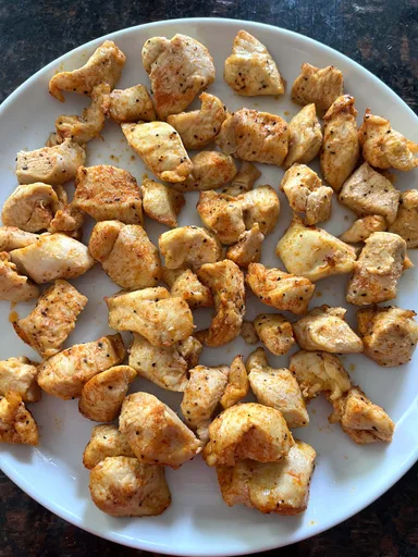 Pechuga de pollo en dados en freidora de aire