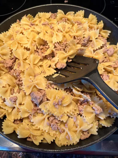Fideos con mantequilla y pavo picado