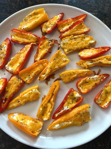 Mini pimientos rellenos de queso crema