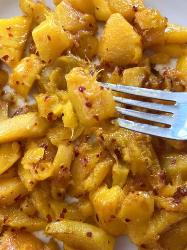 Mango frito picante