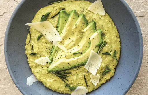 Gachas de maíz con aguacate y parmesano