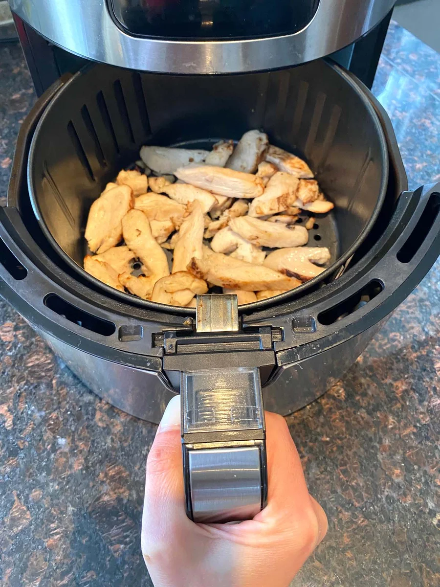 Fertige gegrillte Hähnchenstreifen aus der Heißluftfritteuse