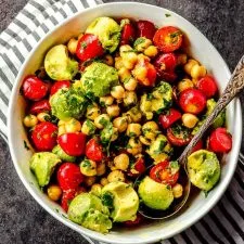 Ensalada de Tomate, Aguacate y Garbanzos