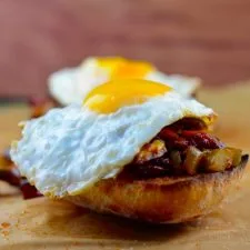 Sándwich abierto de ensalada de berenjena