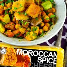 Verduras asadas con picatostes de queso y especias marroquíes