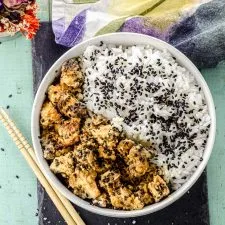 Bol de berenjena con tahini y miso