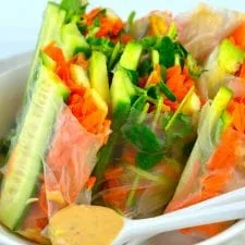 Rollitos de verano veganos con salsa para mojar de cacahuete y coco