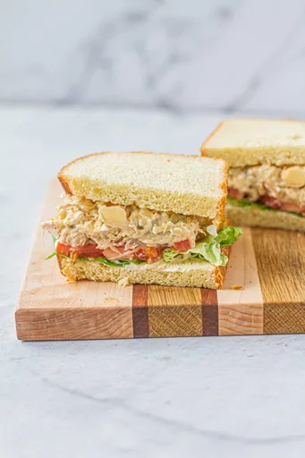Sándwich de ensalada de pollo
