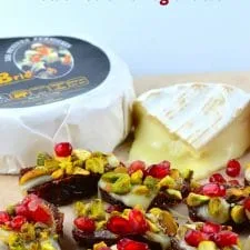 Dátiles rellenos de queso brie con pistachos y granada