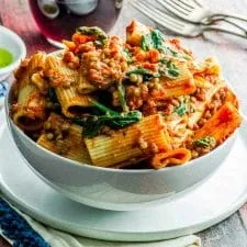 Rigatoni fácil con boloñesa de lentejas