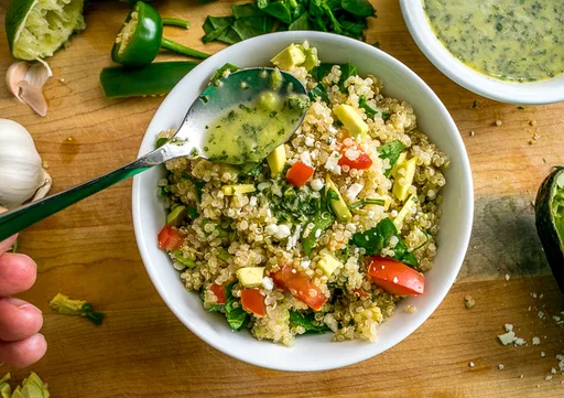 Ensalada de quinoa y aguacate con aderezo de lima y cilantro