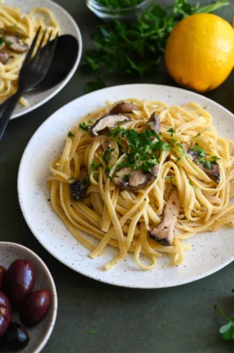 Pasta griega al horno con queso feta y champiñones