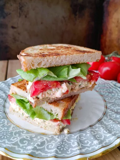 Ensalada de huevo con feta y eneldo