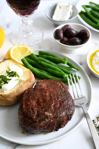 Filete mignon a la sartén con baño de mantequilla de hierbas