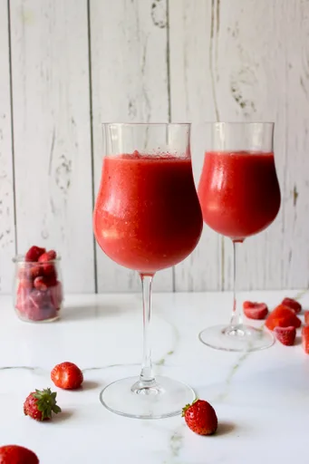 Cóctel helado de ouzo, fresa y sandía