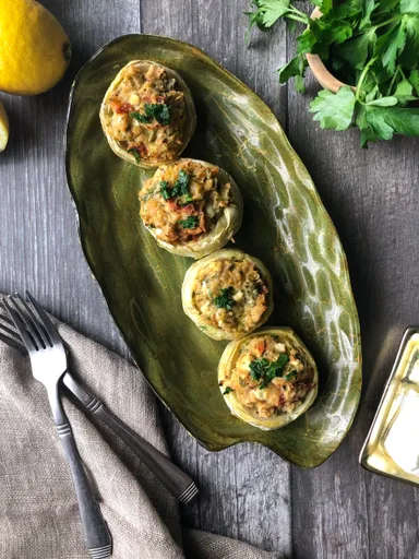 White bean stuffed artichoke hearts (Αγκινάρες γεμιστές με λευκά φασόλια)
