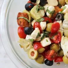 Ensalada de tomate, alcachofas y aceitunas