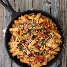 Pasta con pavo y champiñones