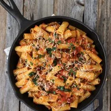 Pasta con pavo y champiñones