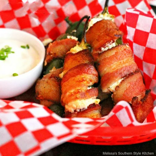 Jalapeños rellenos envueltos en tocino