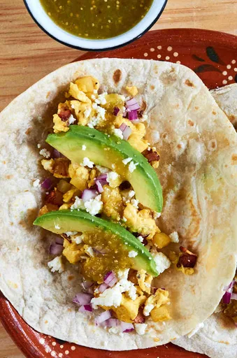 Tacos de desayuno con beicon, huevo y patata
