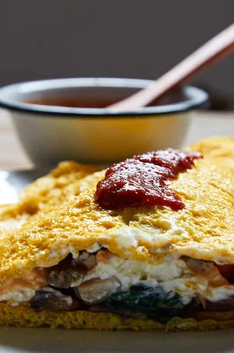 Tortilla francesa de espinacas, champiñones y queso de cabra