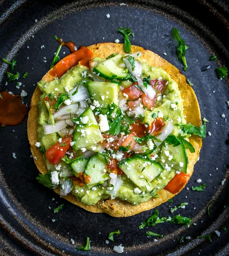Tostadas de hummus de aguacate y pico de gallo de pepino