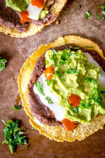 Tostadas picantes de judías negras y guacamole