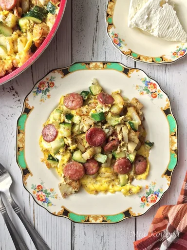 Huevos con loukaniko y patata