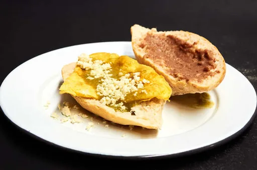 Torta de huevos revueltos con salsa verde