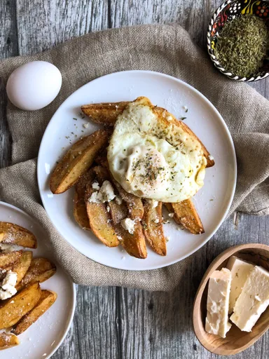 Patatas fritas con huevo