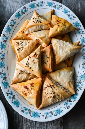 Pizzapitakia, phyllo pizza pockets
