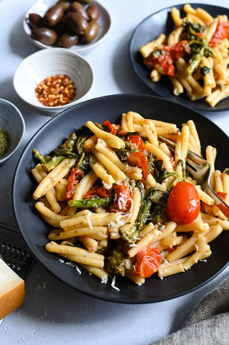 Pasta with cherry tomatoes and greens