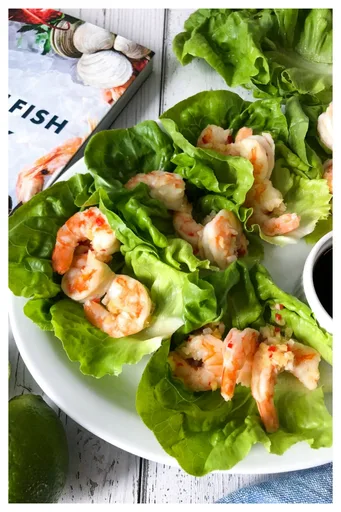 Envueltos de lechuga con camarones al chile y lima