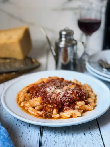 Pasta casera con salsa de carne