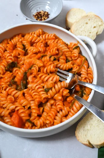 Pasta with tomato and red pepper sauce