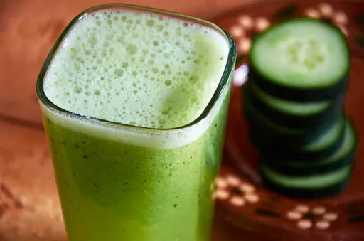 Agua de pepino con hierbabuena y lima