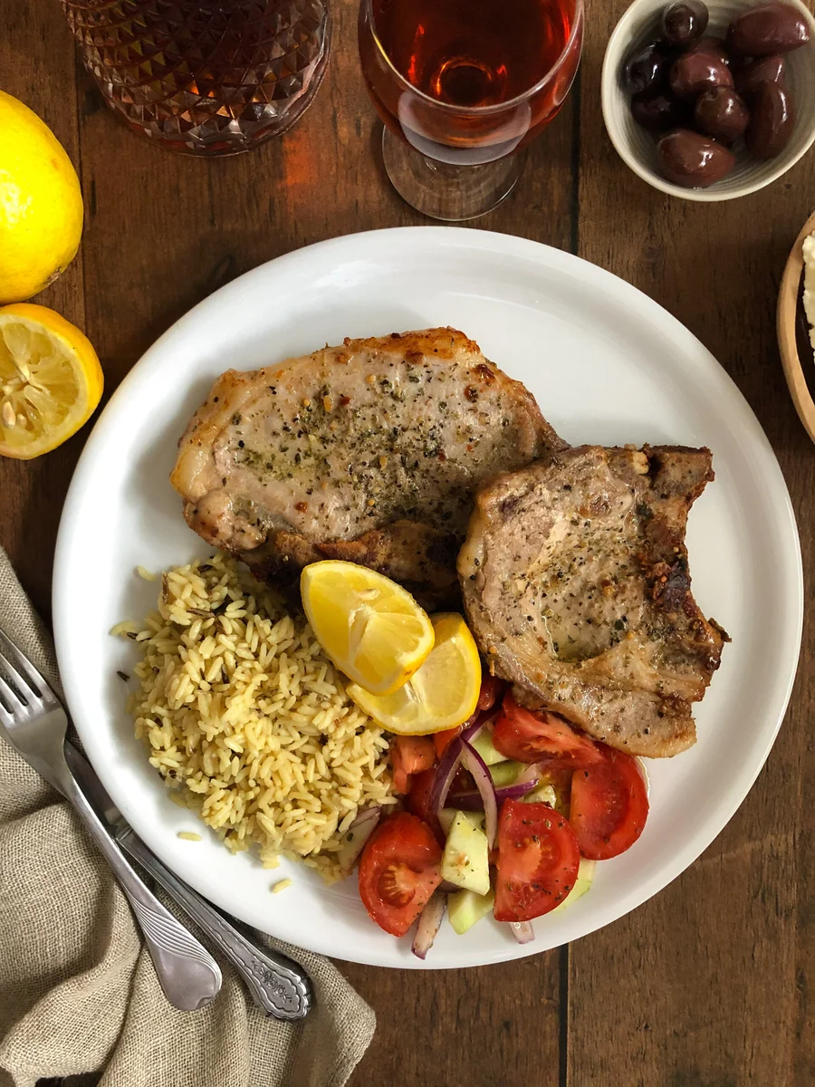 Pan-fried pork chops (Χοιρινές μπριζόλες στο τηγάνι)