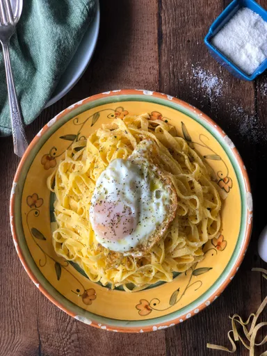 Pasta con huevo frito
