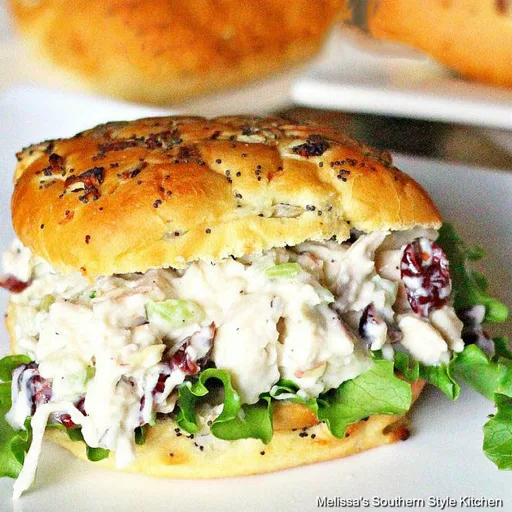 Ensalada de pollo con arándanos y almendras