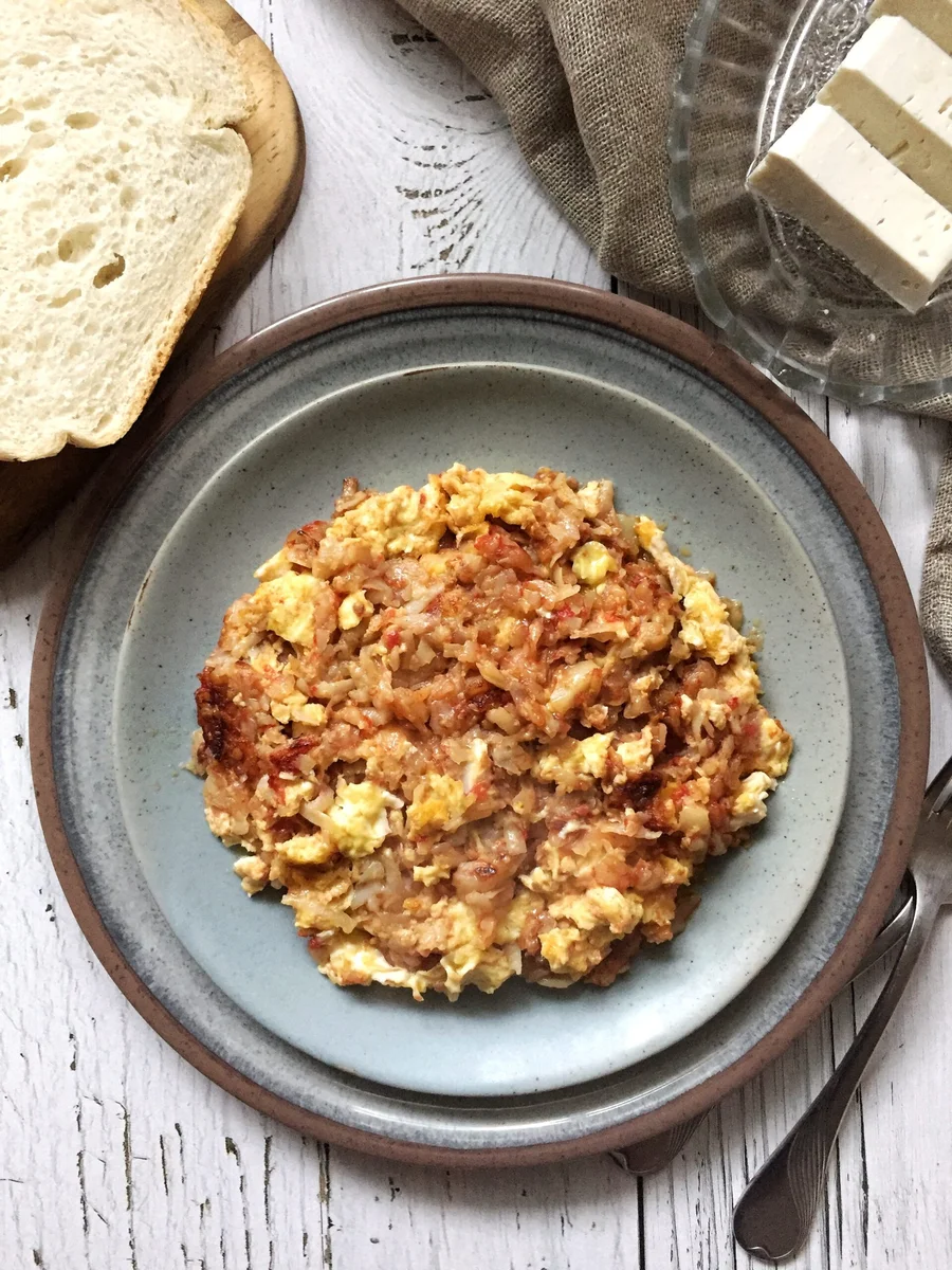 Eggs with potatoes and tomato