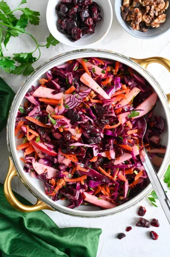 Red cabbage salad with apple