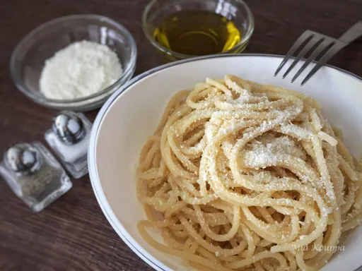 Spaghetti with olive oil and mizithra cheese